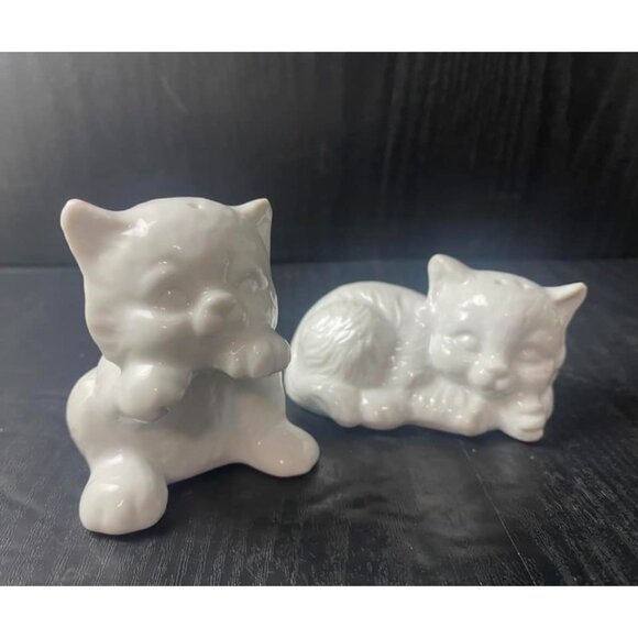 Vintage Ceramic White Persian Cuddling Cat Salt & Pepper Shakers with Stoppers - Picture 3 of 5